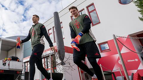 Wer spielt? Manuel Neuer (l) oder Jonas Urbig?