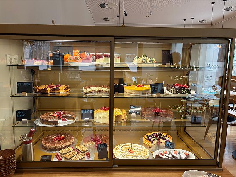 Die Qual der Wahl! Da d&uuml;rfte f&uuml;r jeden Geschmack was dabei sein: Die Kuchentheke im Conviva sieht verf&uuml;hrerisch aus.