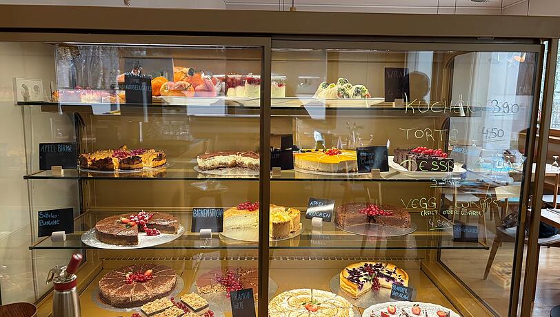 Die Qual der Wahl! Da d&uuml;rfte f&uuml;r jeden Geschmack was dabei sein: Die Kuchentheke im Conviva sieht verf&uuml;hrerisch aus.