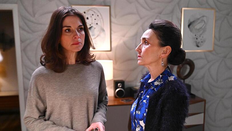 "Alles was z&auml;hlt": Gabriella (l.) kann nicht fassen, dass Simone (r.) Deniz mehr glaubt als Joana.