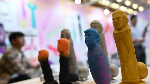 Kuriose Spielzeuge mit dem Kopf Donald Trumps waren auf der Messe auch zu finden.