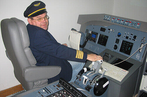 Echt abgehoben: Norbert Eimer in seinem Cockpit. Der Wohnzimmer-Pilot baut es immer mehr aus, hat sogar einen Co-Piloten-Sitz.