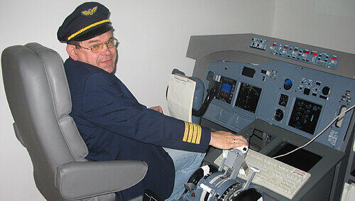 Echt abgehoben: Norbert Eimer in seinem Cockpit. Der Wohnzimmer-Pilot baut es immer mehr aus, hat sogar einen Co-Piloten-Sitz. Echt abgehoben: Norbert Eimer in seinem Cockpit. Der Wohnzimmer-Pilot baut es immer mehr aus, hat sogar einen Co-Piloten-Sitz.