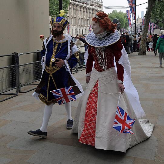 Ein Fahnenmeer, jubelnde Menschen, verkleidete Spaßvögel: So haben die Menschen in London und aller Welt die königliche Hochzeit gefeiert. Die Bilder!