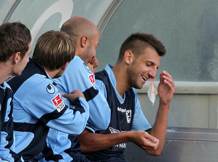 Beim 0:0 im Test gegen Austria muss Guillermo Vallori mit viel Blut am Kopf vom Feld. Die Löwen-Fans befürchten schnell schlimmstes