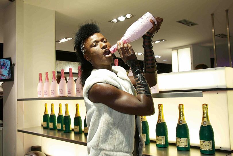 Viel nackte Haut bei der heißen Champagner-Show in der Sendlinger Straße: Supermodel Papis Loveday präsentiert seine eigene Champagner-Marke.