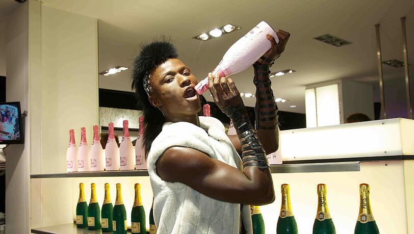 Viel nackte Haut bei der heißen Champagner-Show in der Sendlinger Straße: Supermodel Papis Loveday präsentiert seine eigene Champagner-Marke.