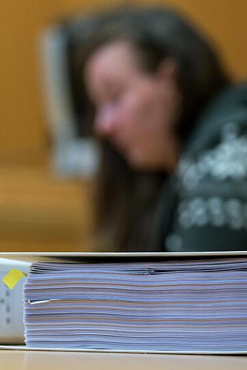 Die Angeklagte Bianca T. im Gerichtssaal des Landgerichts Landshut. Ein Jahr nach einem Familiendrama mit drei toten Kindern in Freising muss sich die Mutter wegen Mordes vor dem Gericht verantworten.