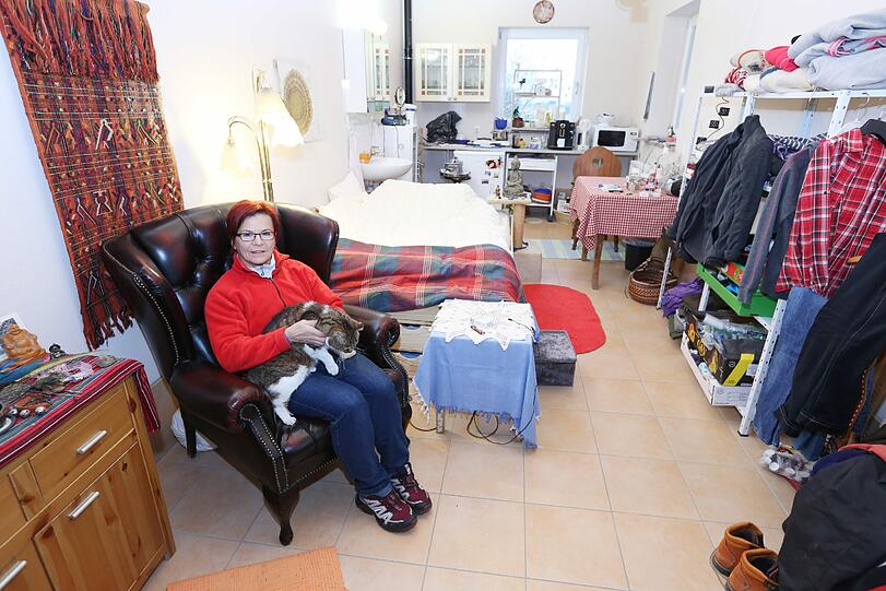 Tierheimleiterin Lilli Helminger hat jetzt vorübergehend ein Zimmer im Katzenhaus bezogen.