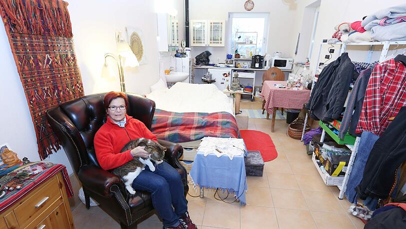 Tierheimleiterin Lilli Helminger hat jetzt vorübergehend ein Zimmer im Katzenhaus bezogen. Tierheimleiterin Lilli Helminger hat jetzt vorübergehend ein Zimmer im Katzenhaus bezogen.