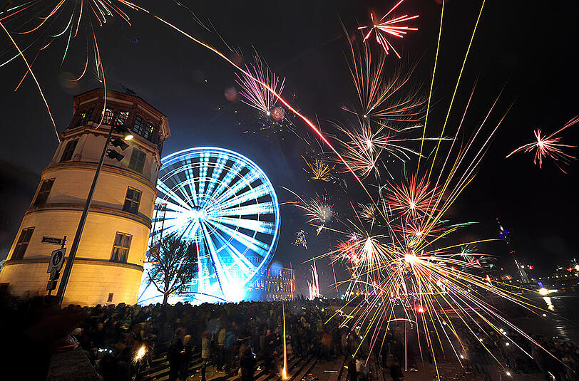 Der Düsseldorfer Schlossturm an Silvester. Hier soll dem Bericht zufolge in knapp vier Wochen kein Feuerwerk erlaubt sein.