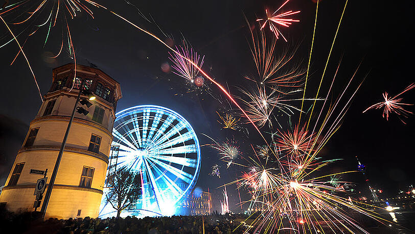 Der Düsseldorfer Schlossturm an Silvester. Hier soll dem Bericht zufolge in knapp vier Wochen kein Feuerwerk erlaubt sein. Der Düsseldorfer Schlossturm an Silvester. Hier soll dem Bericht zufolge in knapp vier Wochen kein Feuerwerk erlaubt sein.