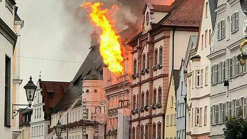In einem Teil des historischen Rathauses von Dillingen an der Donau brach ein Brand aus.