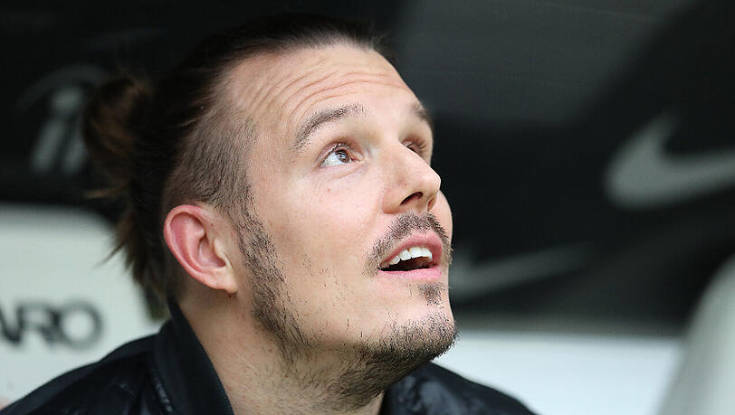 Zu seiner großen Enttäuschung war Alexander Meier am Montag von der Frankfruter Eintracht mitgeteilt worden, dass sein Vertrag nach 14 Jahren im Dienste des Vereins nicht noch einmal verlängert wird. Zu seiner großen Enttäuschung war Alexander Meier am Montag von der Frankfruter Eintracht mitgeteilt worden, dass sein Vertrag nach 14 Jahren im Dienste des Vereins nicht noch einmal verlängert wird.