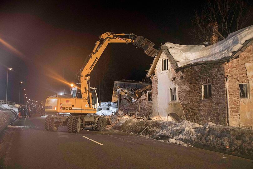 Ein unbewohntes Gebäude stürzte in Traunstein am Montagabend unter der Schneelast ein. Die Bilder vom Feuerwehreinsatz.