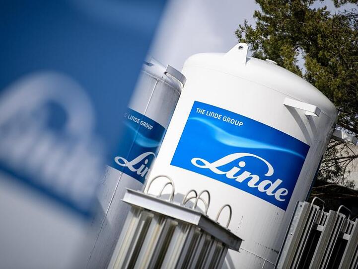 Das Logo des Industriegaskonzerns Linde ist auf Gasbehältern der Linde AG zu sehen. Foto: Matthias Balk/Archivbild