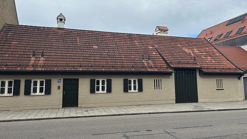 Ungewöhnlich hier; ein altes Kleinbauernhaus. Ungewöhnlich hier; ein altes Kleinbauernhaus.