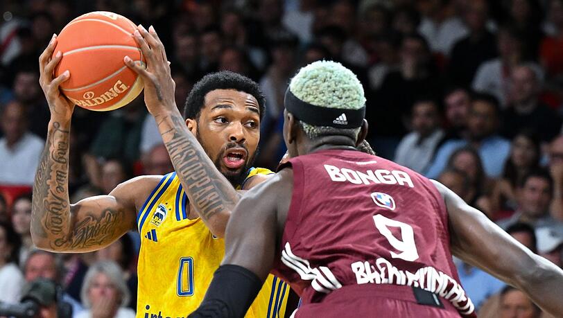 Bayerns Isaac Bonga (r) verteidigt gegen Albas Sterling Brown.