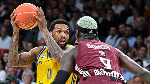 Bayerns Isaac Bonga (r) verteidigt gegen Albas Sterling Brown.