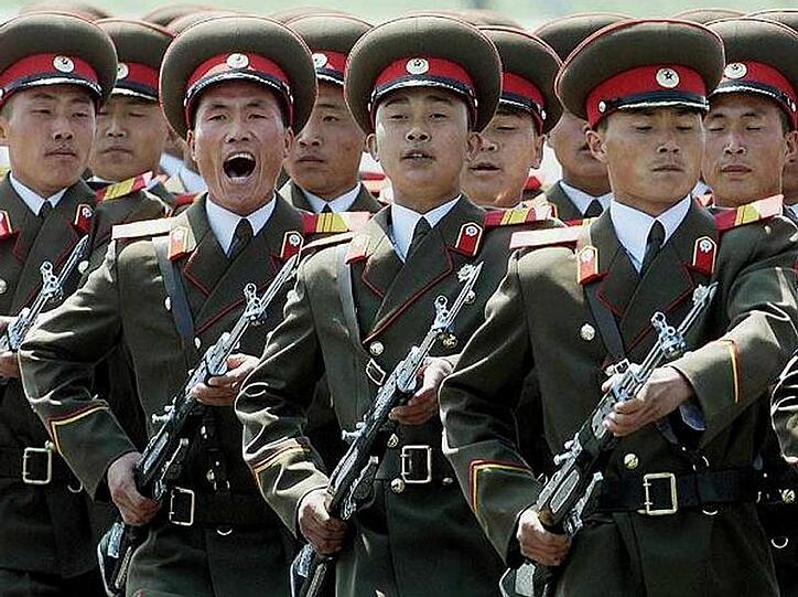 Eine Ehrengarde des nordkoreanischen Militärs marschiert in Pjöngjang auf. (Archivbild)