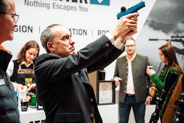 Die Waffe im Griff: Bayerns Wirtschaftsminister Hubert Aiwanger auf der Jagdmesse in Salzburg. Die Waffe im Griff: Bayerns Wirtschaftsminister Hubert Aiwanger auf der Jagdmesse in Salzburg.
