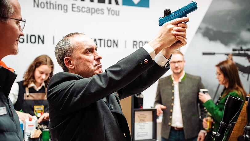 Die Waffe im Griff: Bayerns Wirtschaftsminister Hubert Aiwanger auf der Jagdmesse in Salzburg.