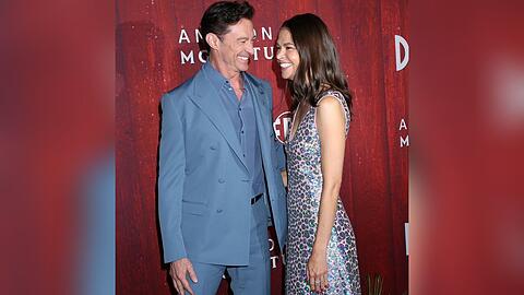 Hugh Jackman und Sutton Foster strahlten sich bei der Premiere von "Glennkill: Ein Schafskrimi" in New York City immer wieder an. In Deutschland startet der Film am 14. Mai in den Kinos.