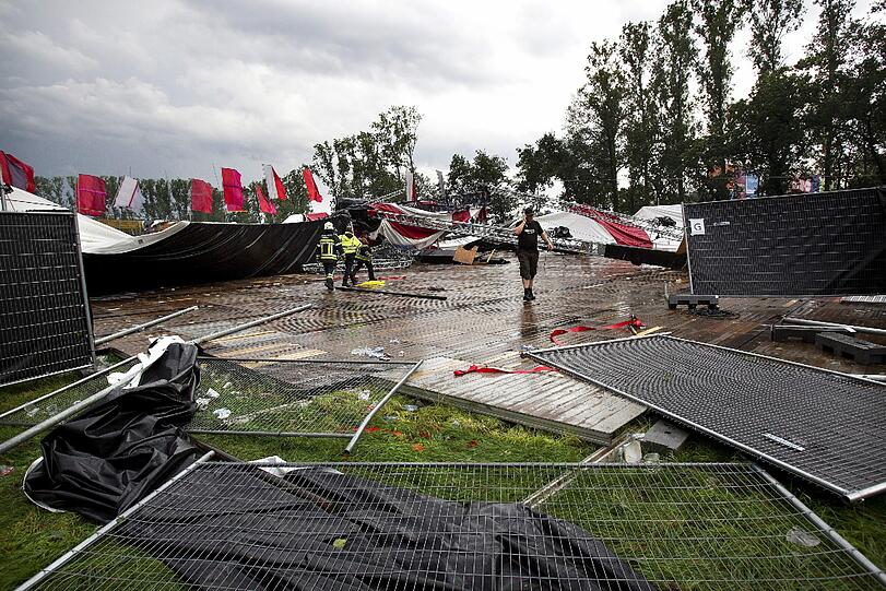 Die Festivalbesucher verlassen das Gelände: Am 18.08.2011 war der Teil einer Bühne nach einem Sturm zusammengebrochen. Drei Menschen wurden getötet, Elf wurden schwerverletzt.