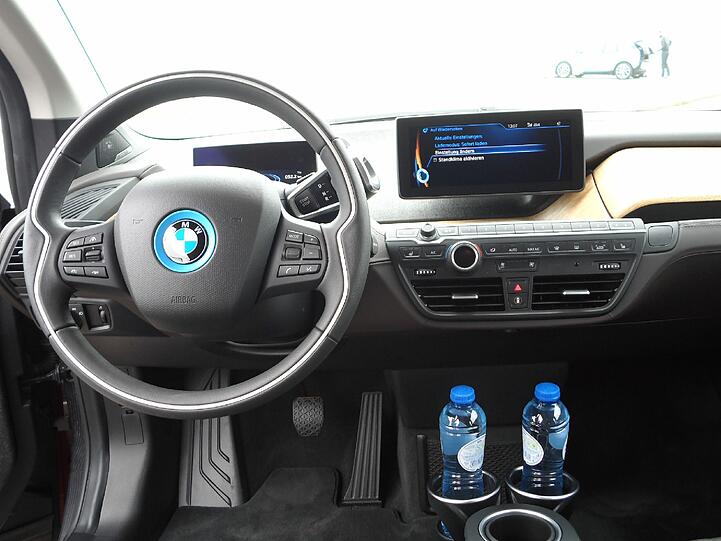 Ein  bisschen zerklüftet und mit ungewohnter Material-Anmutung: das BMW i3-Armaturenbrett mit dem Riesenhebel zum Anlassen und Schalten rechts hinterm Lenkrad.