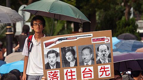 Die Proteste in Hong Kong weiten sich immer weiter aus und überschatten den Nationalfeiertag Chinas. Die Demonstranten errichten immer mehr Blockaden.