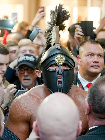 Beim offiziellen Wiegen brachte der Titelverteidiger 111,5 kg auf die Waage, bei Herausforderer Kubrat Pulew waren es exakt 112,0 kg. Die Bilder von der Einstimmung auf den Kampf