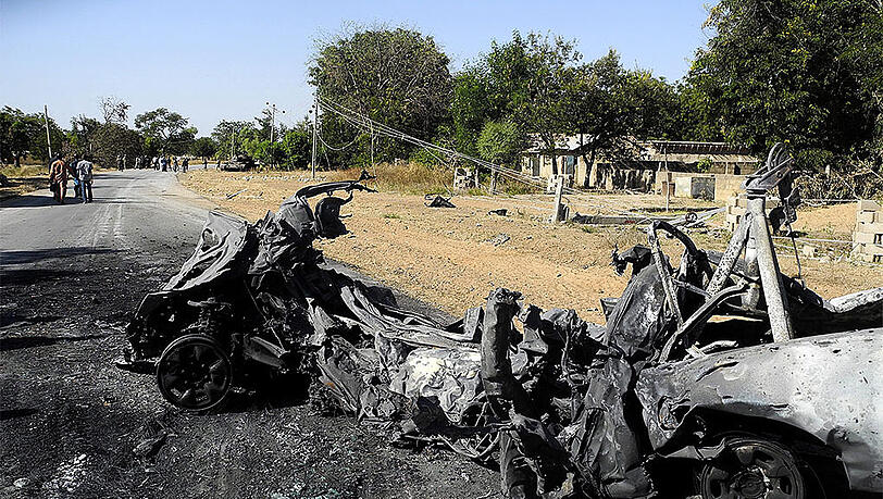 Der Konflikt zwischen Kamerung und der islamistischen Terrorgruppe Boko Haram wird immer größer. Jetzt wollen die Angreifer aus Nigeria den Norden des Nachbarlandes Kamerung einnehmen. Der Konflikt zwischen Kamerung und der islamistischen Terrorgruppe Boko Haram wird immer größer. Jetzt wollen die Angreifer aus Nigeria den Norden des Nachbarlandes Kamerung einnehmen.