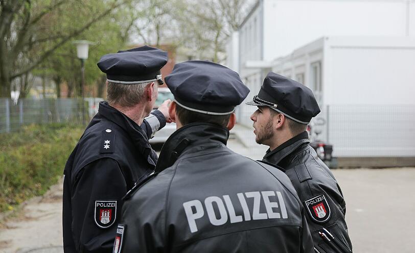 Die Hamburger sind von der Bluttat eines 17-jährigen Schülers geschockt. Der Junge hat seinen Mitschüler am Vormittag mit mehreren Messerstichen getötet.