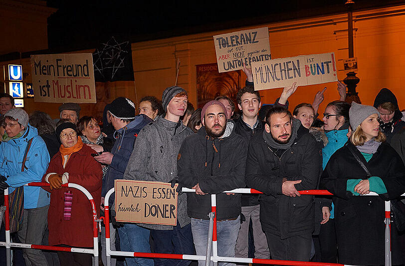 München ist bunt: Hunderte Gegendemonstranten am Odeonsplatz.
