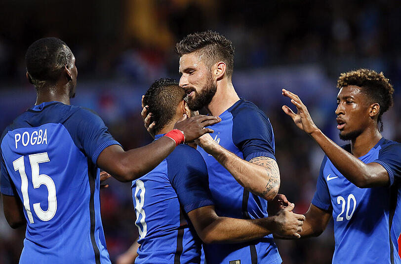 Frankreich freut sich nach der gelungenen Generalprobe gegen Schottland auf die Heim-EM. Im Bild jubelt Olivier Giroud (M).