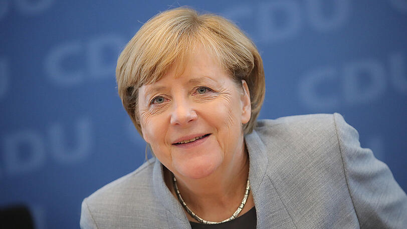 ANGELA MERKEL (CDU/63): Sie bleibt Kanzlerin, klar. Merkel dürfte pragmatisch sein. Kohle-Ausstieg? Könnten die Grünen bekommen. Ausstieg aus Diesel und Benziner? Eher nicht. Da würden ihr CSU-Chef Horst Seehofer und die Autolobby aufs Dach steigen. Apropos Seehofer. Er stürzte in Bayern unter 40 Prozent mit der CSU ab. Ein Jahr vor der Landtagswahl könnte es ihm besonders schwerfallen, mit den Grünen zu regieren (siehe auch Seite 10). Das schränkt auch Merkels Beinfreiheit ein.