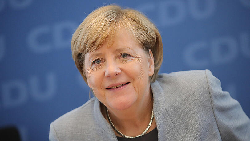 ANGELA MERKEL (CDU/63): Sie bleibt Kanzlerin, klar. Merkel dürfte pragmatisch sein. Kohle-Ausstieg? Könnten die Grünen bekommen. Ausstieg aus Diesel und Benziner? Eher nicht. Da würden ihr CSU-Chef Horst Seehofer und die Autolobby aufs Dach steigen. Apropos Seehofer. Er stürzte in Bayern unter 40 Prozent mit der CSU ab. Ein Jahr vor der Landtagswahl könnte es ihm besonders schwerfallen, mit den Grünen zu regieren (siehe auch Seite 10). Das schränkt auch Merkels Beinfreiheit ein. ANGELA MERKEL (CDU/63): Sie bleibt Kanzlerin, klar. Merkel dürfte pragmatisch sein. Kohle-Ausstieg? Könnten die Grünen bekommen. Ausstieg aus Diesel und Benziner? Eher nicht. Da würden ihr CSU-Chef Horst Seehofer und die Autolobby aufs Dach steigen. Apropos Seehofer. Er stürzte in Bayern unter 40 Prozent mit der CSU ab. Ein Jahr vor der Landtagswahl könnte es ihm besonders schwerfallen, mit den Grünen zu regieren (siehe auch Seite 10). Das schränkt auch Merkels Beinfreiheit ein.