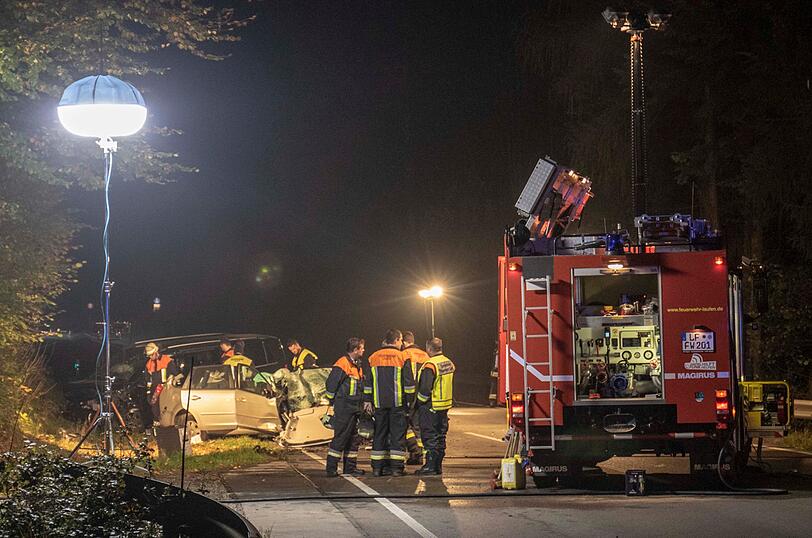 Aufräumarbeiten nach einem tödlichen Verkehrsunfall auf der B20 bei Laufen.