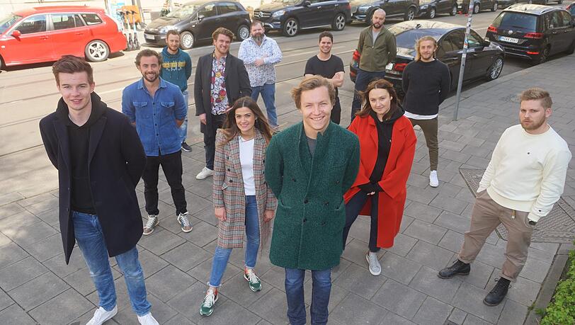 Fabian Huber (vordere Reihe, von links), Marvin Boerger, Chrisa, Xaver Portenlänger, Theresa Portenlänger und Wolfgang Hingerl mit ihren gastronomischen Mitstreitern. Sie wollen kochend Menschen danken, die gerade anderen helfen. Fabian Huber (vordere Reihe, von links), Marvin Boerger, Chrisa, Xaver Portenlänger, Theresa Portenlänger und Wolfgang Hingerl mit ihren gastronomischen Mitstreitern. Sie wollen kochend Menschen danken, die gerade anderen helfen.