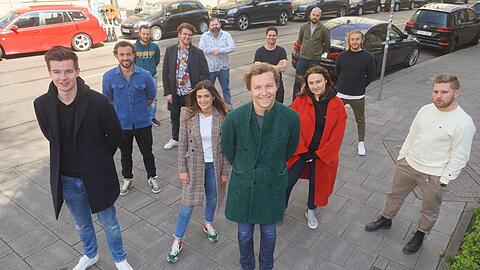 Fabian Huber (vordere Reihe, von links), Marvin Boerger, Chrisa, Xaver Portenlänger, Theresa Portenlänger und Wolfgang Hingerl mit ihren gastronomischen Mitstreitern. Sie wollen kochend Menschen danken, die gerade anderen helfen.