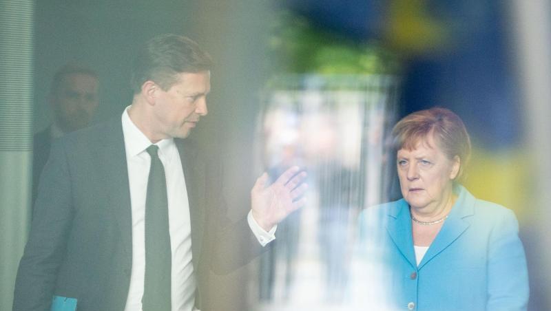 Regierungssprecher Steffen Seibert leitet das Presse- und Informationsamt der Bundesregierung. Regierungssprecher Steffen Seibert leitet das Presse- und Informationsamt der Bundesregierung.