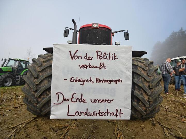 Bauern sammeln sich in der Nähe des Autobahnkreuzes Bayreuth/Kulmbach, um gegen die Agrarpolitik der Bundesregierung zu protestieren.