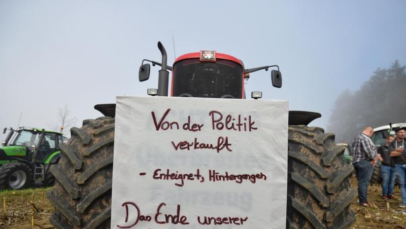 Bauern sammeln sich in der Nähe des Autobahnkreuzes Bayreuth/Kulmbach, um gegen die Agrarpolitik der Bundesregierung zu protestieren. Bauern sammeln sich in der Nähe des Autobahnkreuzes Bayreuth/Kulmbach, um gegen die Agrarpolitik der Bundesregierung zu protestieren.