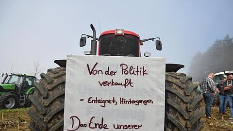 Bauern sammeln sich in der Nähe des Autobahnkreuzes Bayreuth/Kulmbach, um gegen die Agrarpolitik der Bundesregierung zu protestieren.
