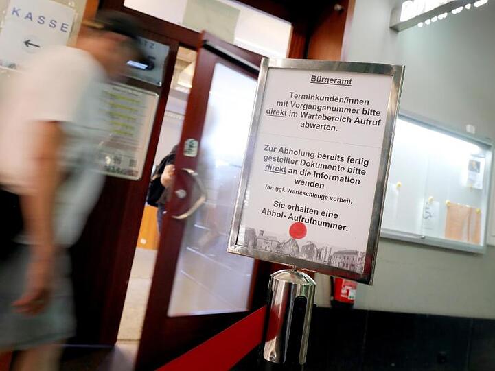 Hinweisschild für die Terminvergabe in einem Bürgeramt in Berlin.
