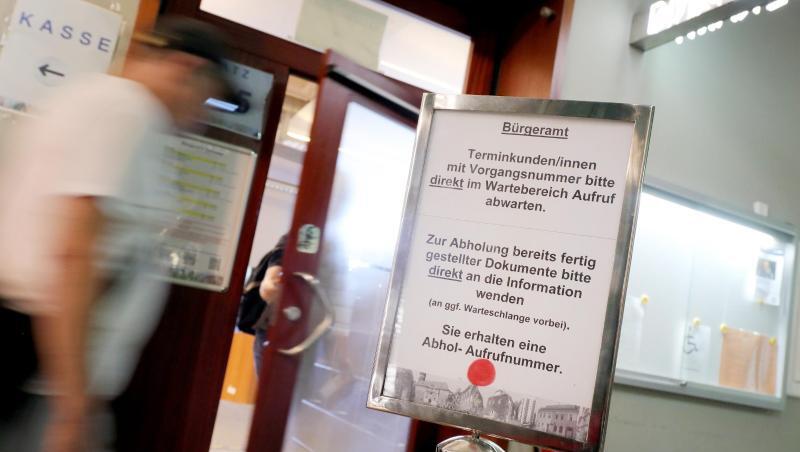Hinweisschild für die Terminvergabe in einem Bürgeramt in Berlin. Hinweisschild für die Terminvergabe in einem Bürgeramt in Berlin.