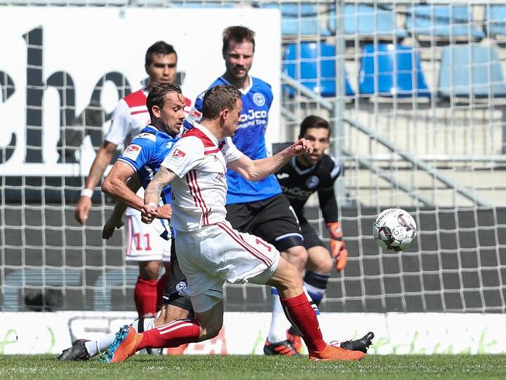 Bielefelds Manuel Prietl (l.) im Kampf um den Ball mit Marcel Gaus aus Ingolstadt. Foto: Friso Gentsch