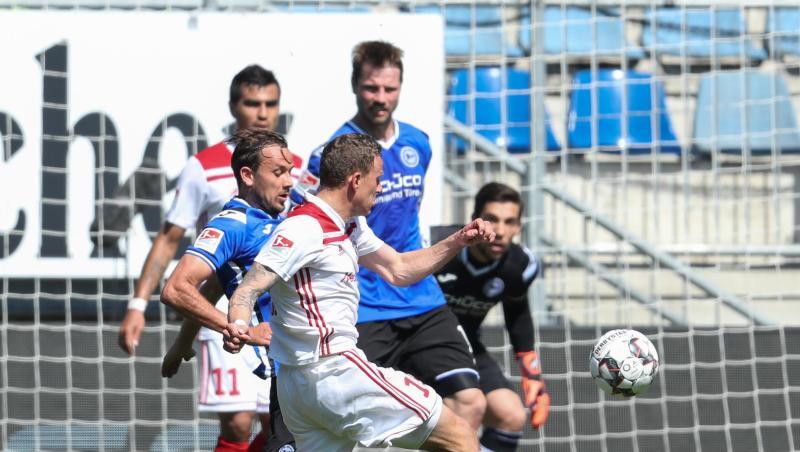 Bielefelds Manuel Prietl (l.) im Kampf um den Ball mit Marcel Gaus aus Ingolstadt. Foto: Friso Gentsch