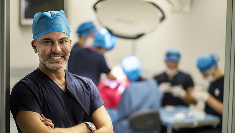 Dr. Serkan Aygin ist ein ausgezeichneter Chirurg – wortwörtlich. Erst 2019 wurde er mit dem European Award in Medicine ausgezeichnet.