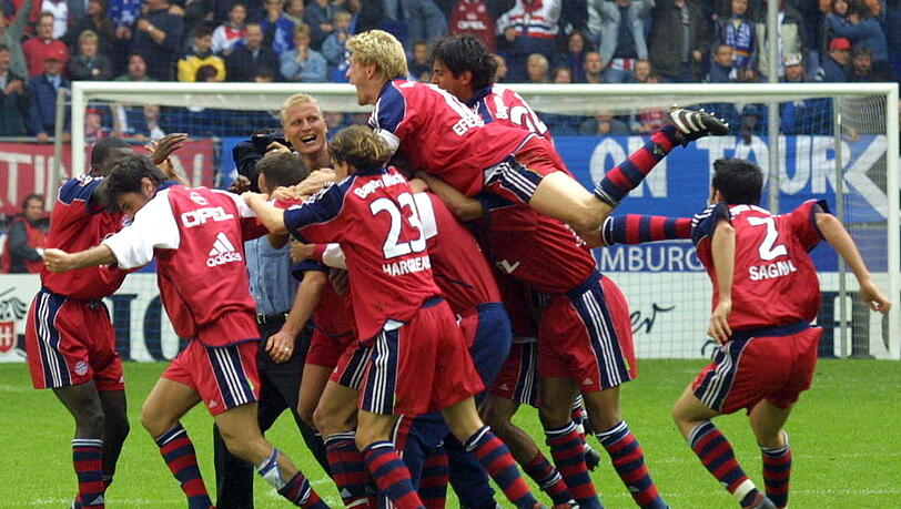 Grenzenloser Jubel: Der FC Bayern wird am 19. Mai 2001 dank eines Treffers von Patrik Andersson zum 1:1 beim HSV in letzter Sekunde doch noch Meister. Vier Tage später folgt der Champions-League-Sieg. Grenzenloser Jubel: Der FC Bayern wird am 19. Mai 2001 dank eines Treffers von Patrik Andersson zum 1:1 beim HSV in letzter Sekunde doch noch Meister. Vier Tage später folgt der Champions-League-Sieg.